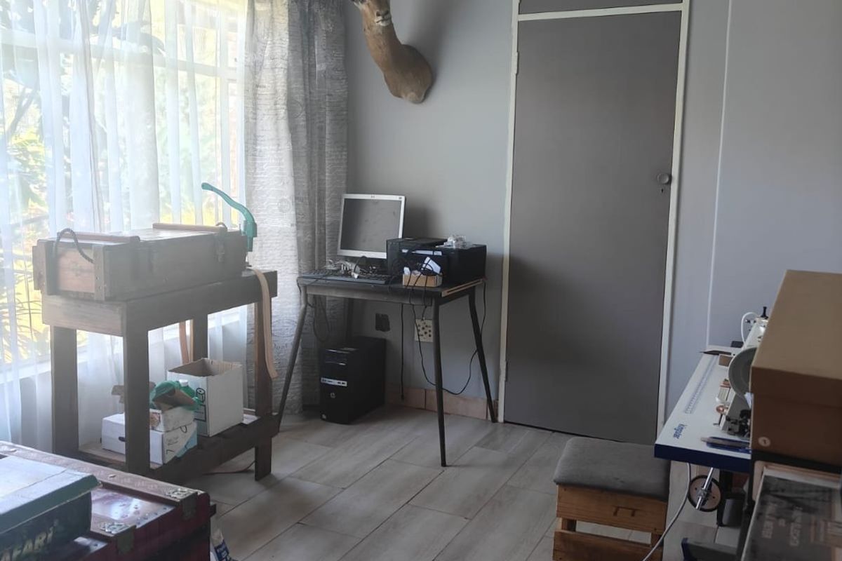 Lovely family home with flat and strong borehole located in flora gardens - Photo 3