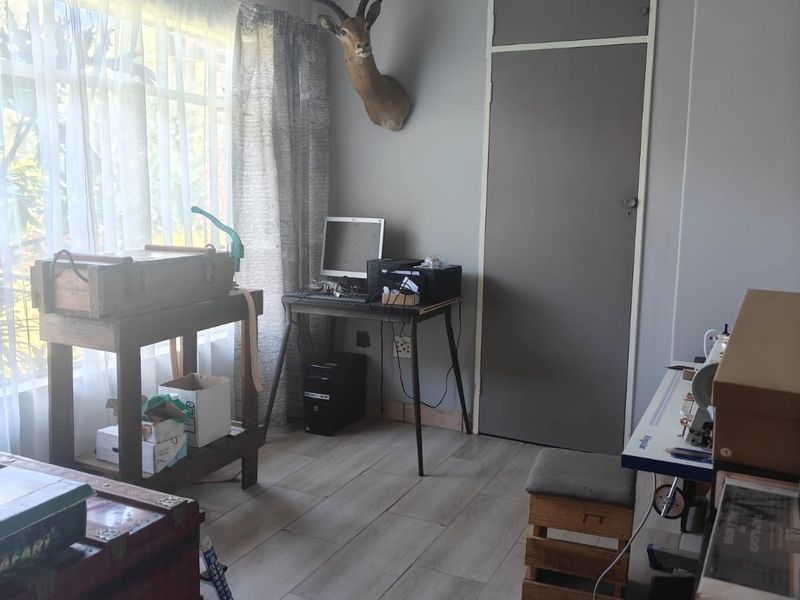 Lovely family home with flat and strong borehole located in flora gardens - Photo 3