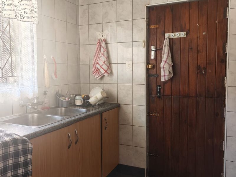 Lovely family home with flat and strong borehole located in flora gardens - Photo 10