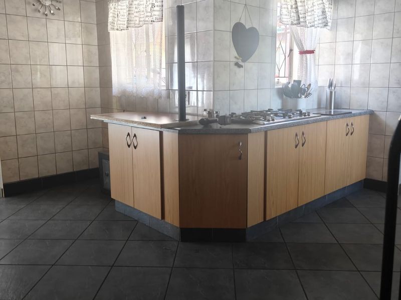 Lovely family home with flat and strong borehole located in flora gardens - Photo 9