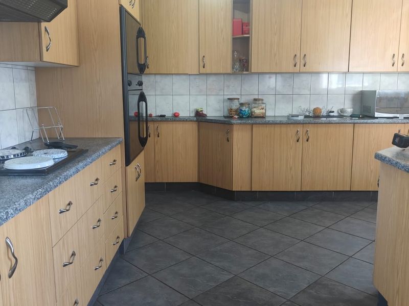 Lovely family home with flat and strong borehole located in flora gardens - Photo 8