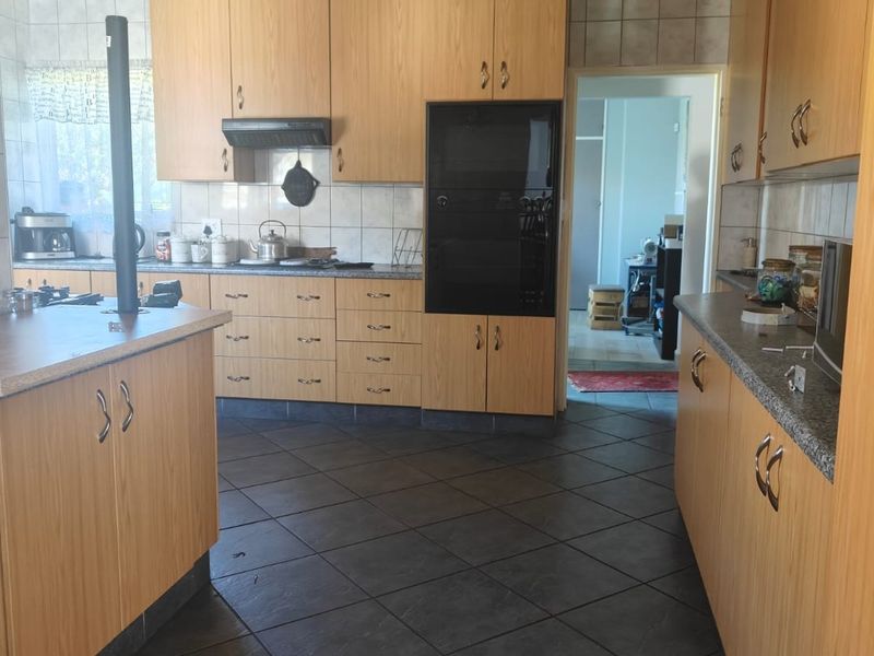 Lovely family home with flat and strong borehole located in flora gardens - Photo 7