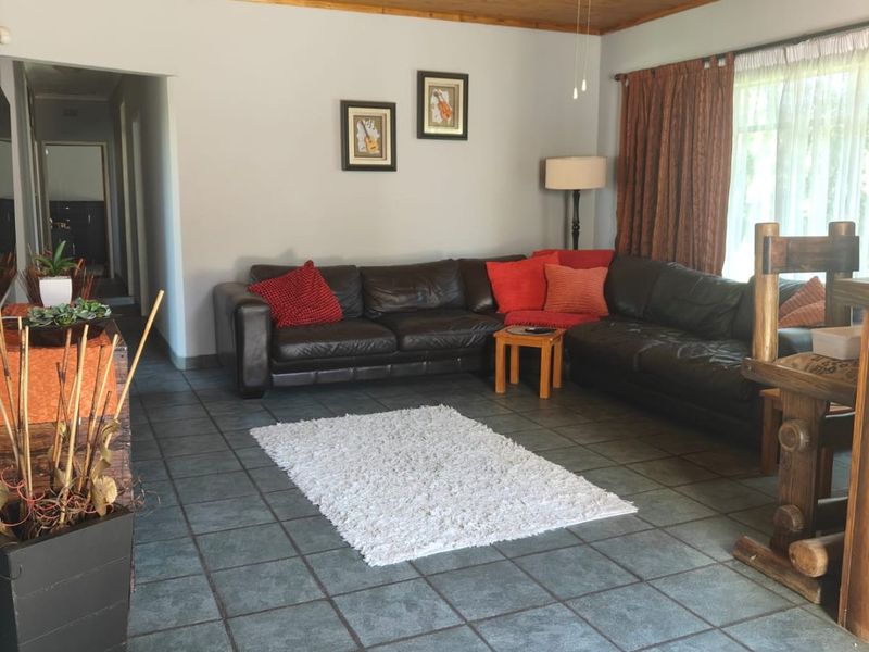 Lovely family home with flat and strong borehole located in flora gardens - Photo 4