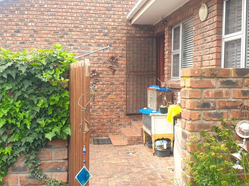 WELL-BUILT KLINCKER BRICK DUET HOME WITH VIEWS - Photo 7