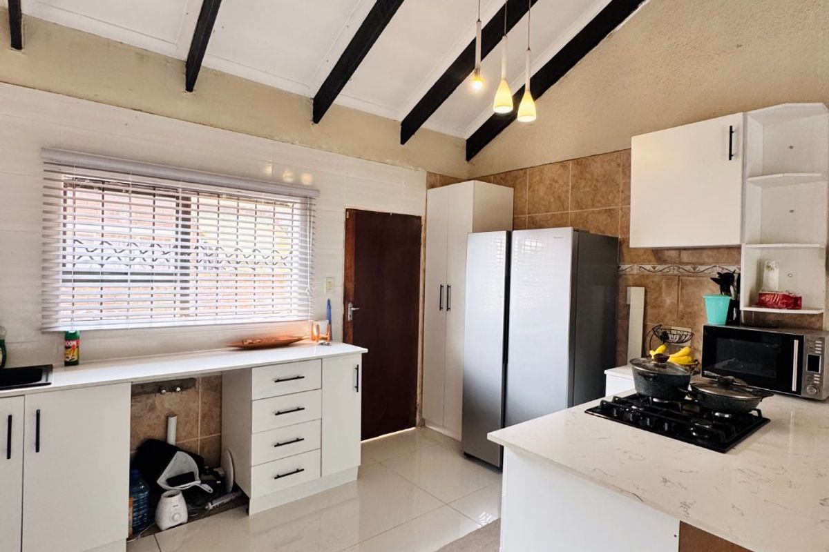 Charming Two Bedroom Duplex with Modern Finishes and Great Location - Exclusive Sole Mandate! - Photo 2
