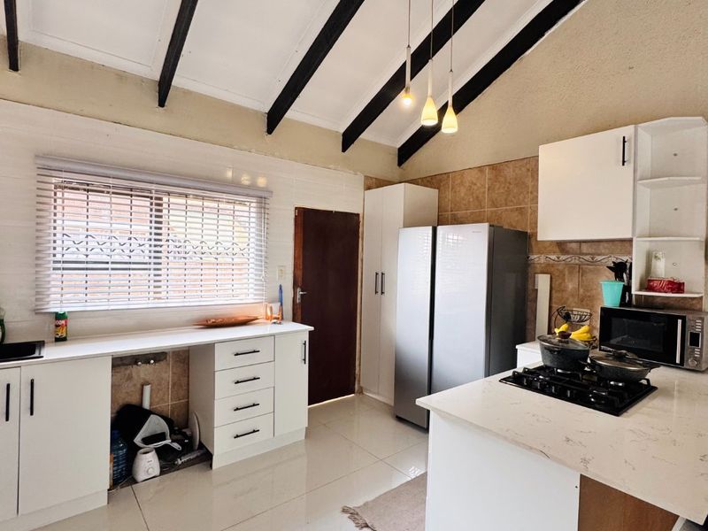 Charming Two Bedroom Duplex with Modern Finishes and Great Location - Exclusive Sole Mandate! - Photo 2