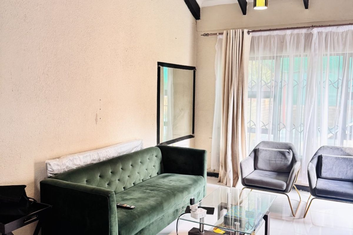 Charming Two Bedroom Duplex with Modern Finishes and Great Location - Exclusive Sole Mandate! - Photo 5