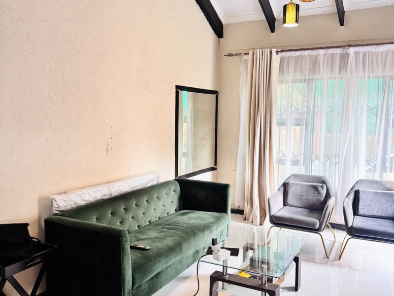 Charming Two Bedroom Duplex with Modern Finishes and Great Location - Exclusive Sole Mandate! - Photo 5