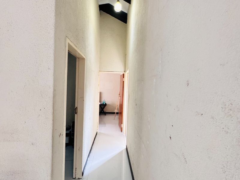 Charming Two Bedroom Duplex with Modern Finishes and Great Location - Exclusive Sole Mandate! - Photo 10