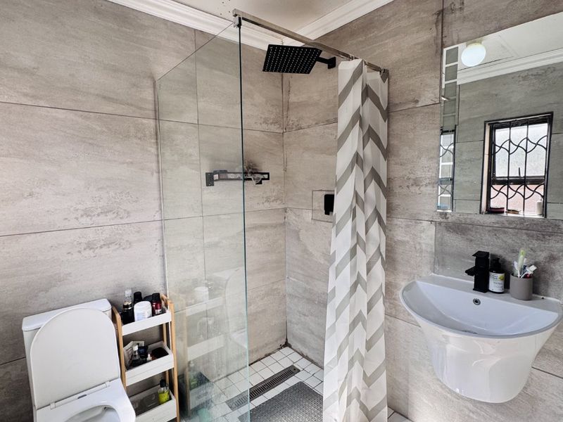 Charming Two Bedroom Duplex with Modern Finishes and Great Location - Exclusive Sole Mandate! - Photo 9