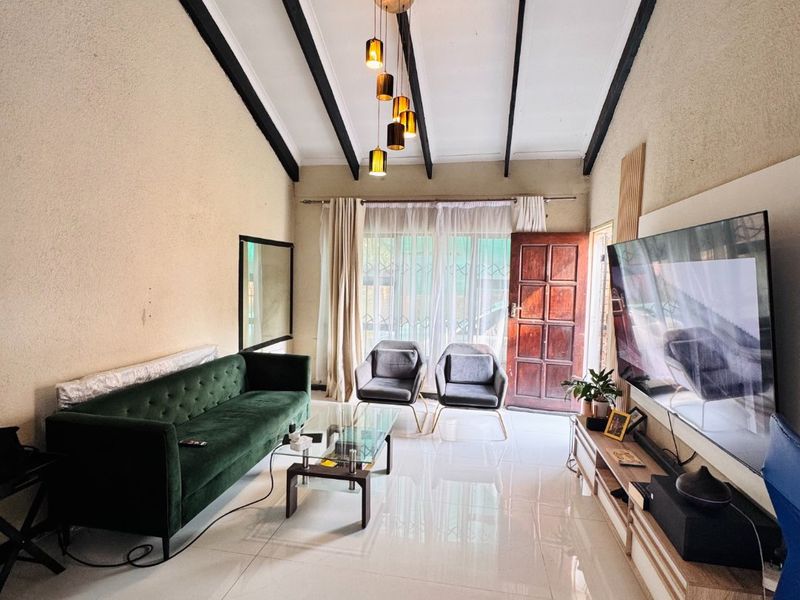 Charming Two Bedroom Duplex with Modern Finishes and Great Location - Exclusive Sole Mandate! - Photo 6
