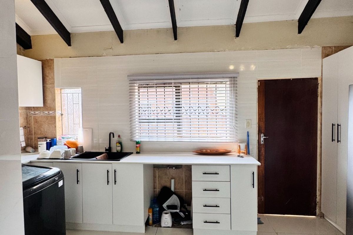 Charming Two Bedroom Duplex with Modern Finishes and Great Location - Exclusive Sole Mandate! - Photo 3