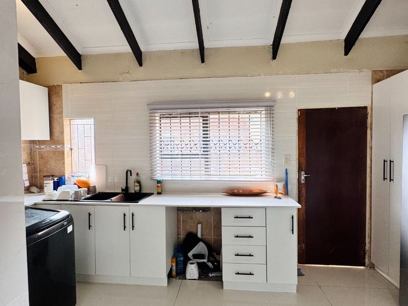 Charming Two Bedroom Duplex with Modern Finishes and Great Location - Exclusive Sole Mandate! - Photo 3