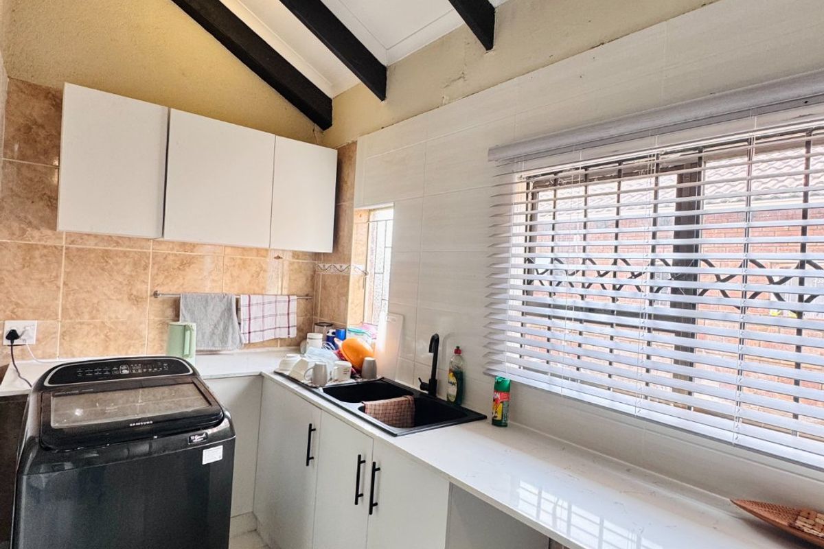 Charming Two Bedroom Duplex with Modern Finishes and Great Location - Exclusive Sole Mandate! - Photo 4