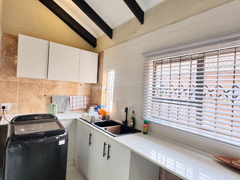Charming Two Bedroom Duplex with Modern Finishes and Great Location - Exclusive Sole Mandate! - Photo 4
