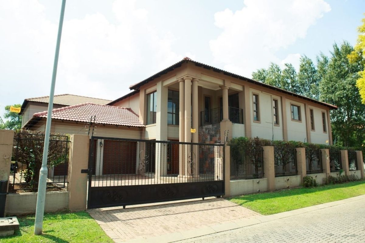 Exquisite Double-Storey Family Home in a Secure Estate - Photo 2