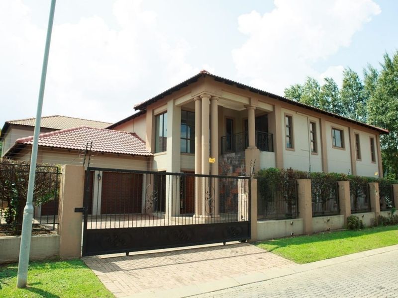 Exquisite Double-Storey Family Home in a Secure Estate - Photo 2