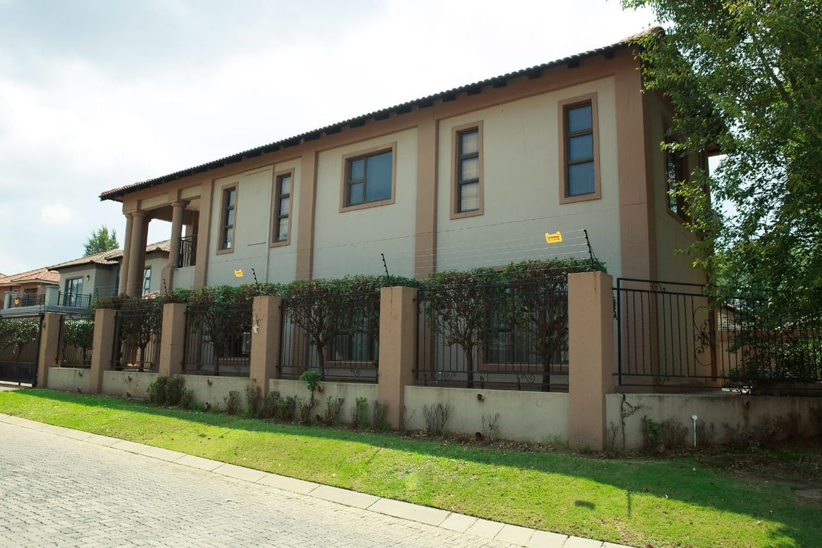 Exquisite Double-Storey Family Home in a Secure Estate - Photo 3