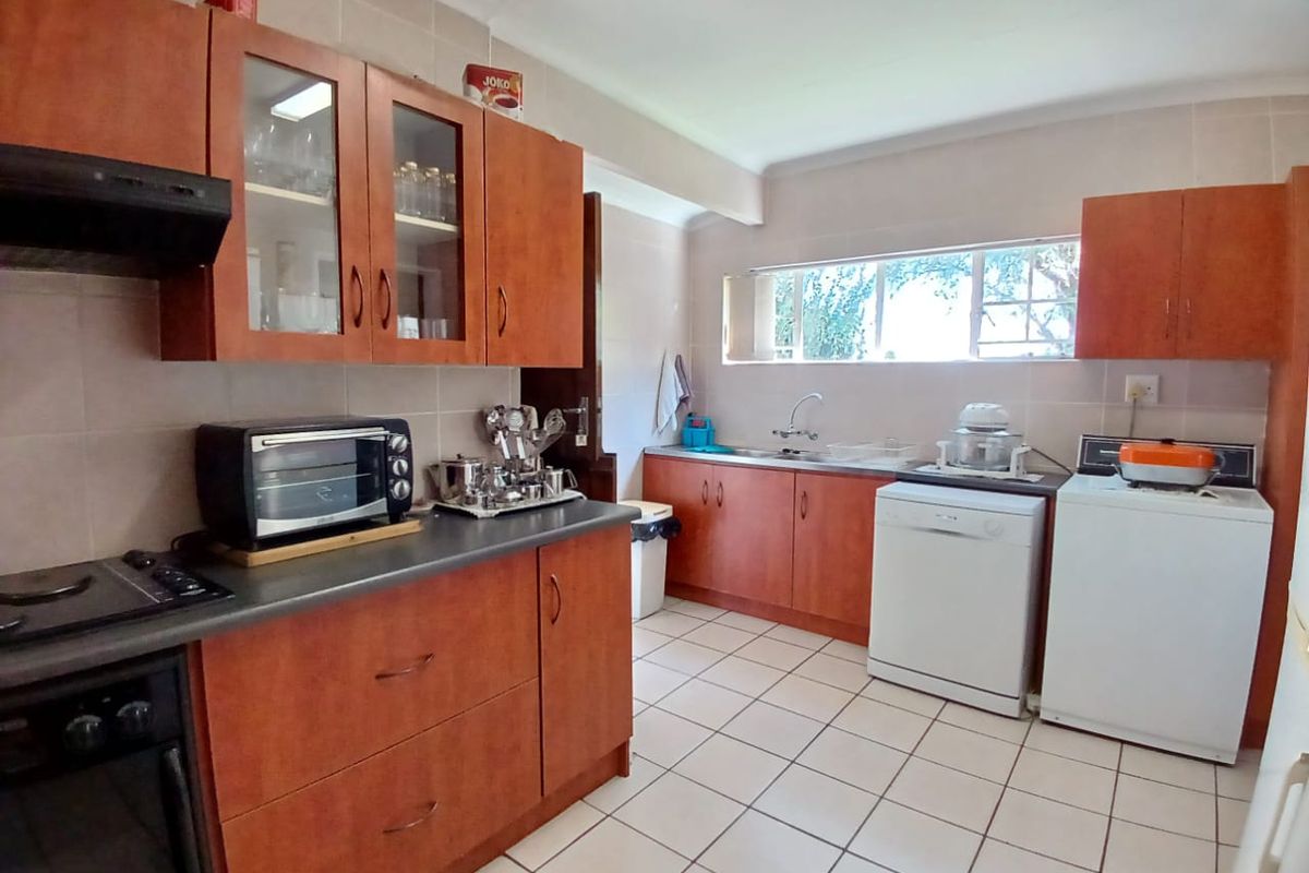 Move-in ready family house for sale in Vaalpark walking distance to schools and shopping center - Photo 4