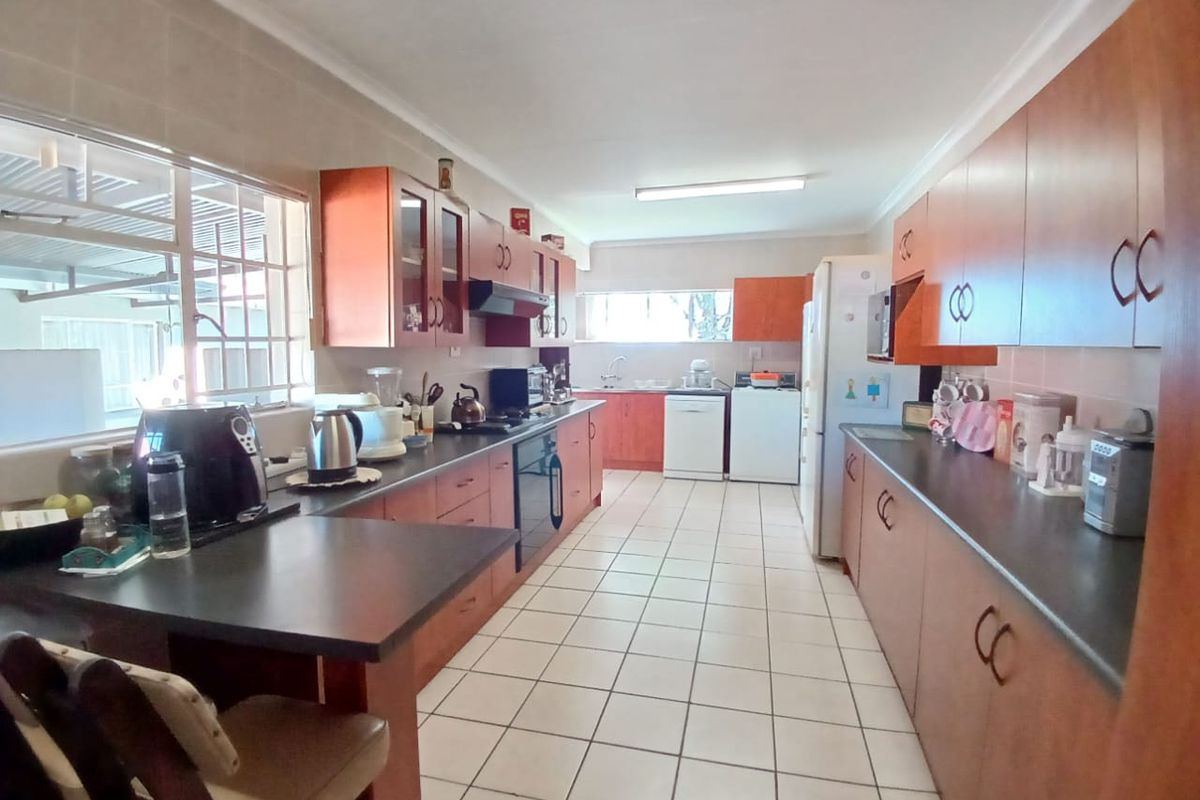 Move-in ready family house for sale in Vaalpark walking distance to schools and shopping center - Photo 3