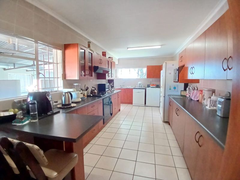 Move-in ready family house for sale in Vaalpark walking distance to schools and shopping center - Photo 3