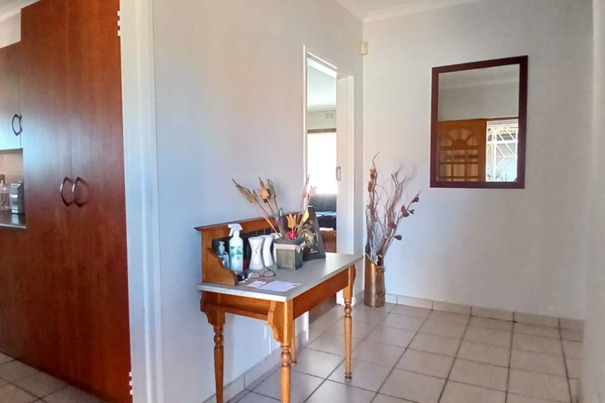 Move-in ready family house for sale in Vaalpark walking distance to schools and shopping center - Photo 2