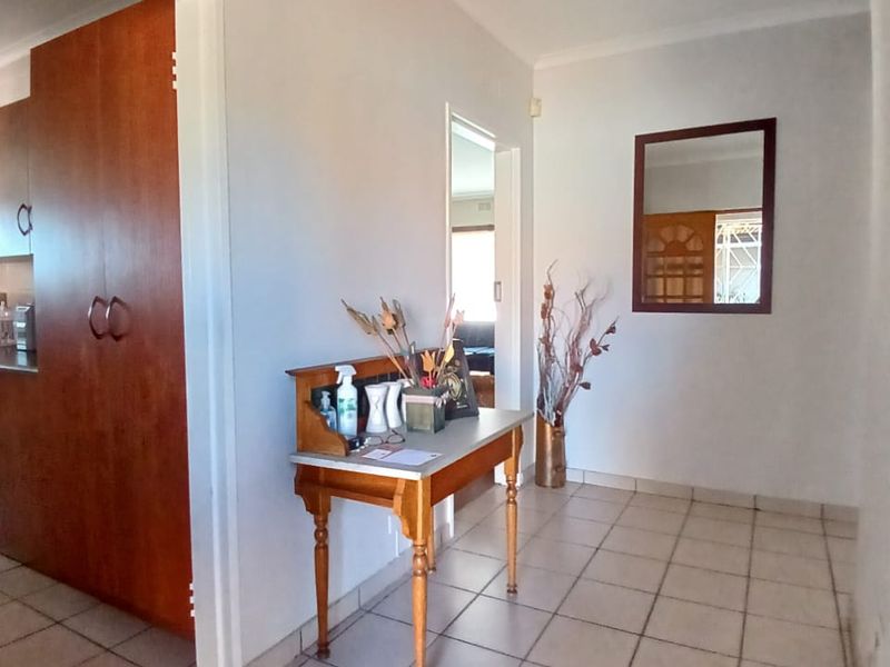 Move-in ready family house for sale in Vaalpark walking distance to schools and shopping center - Photo 2