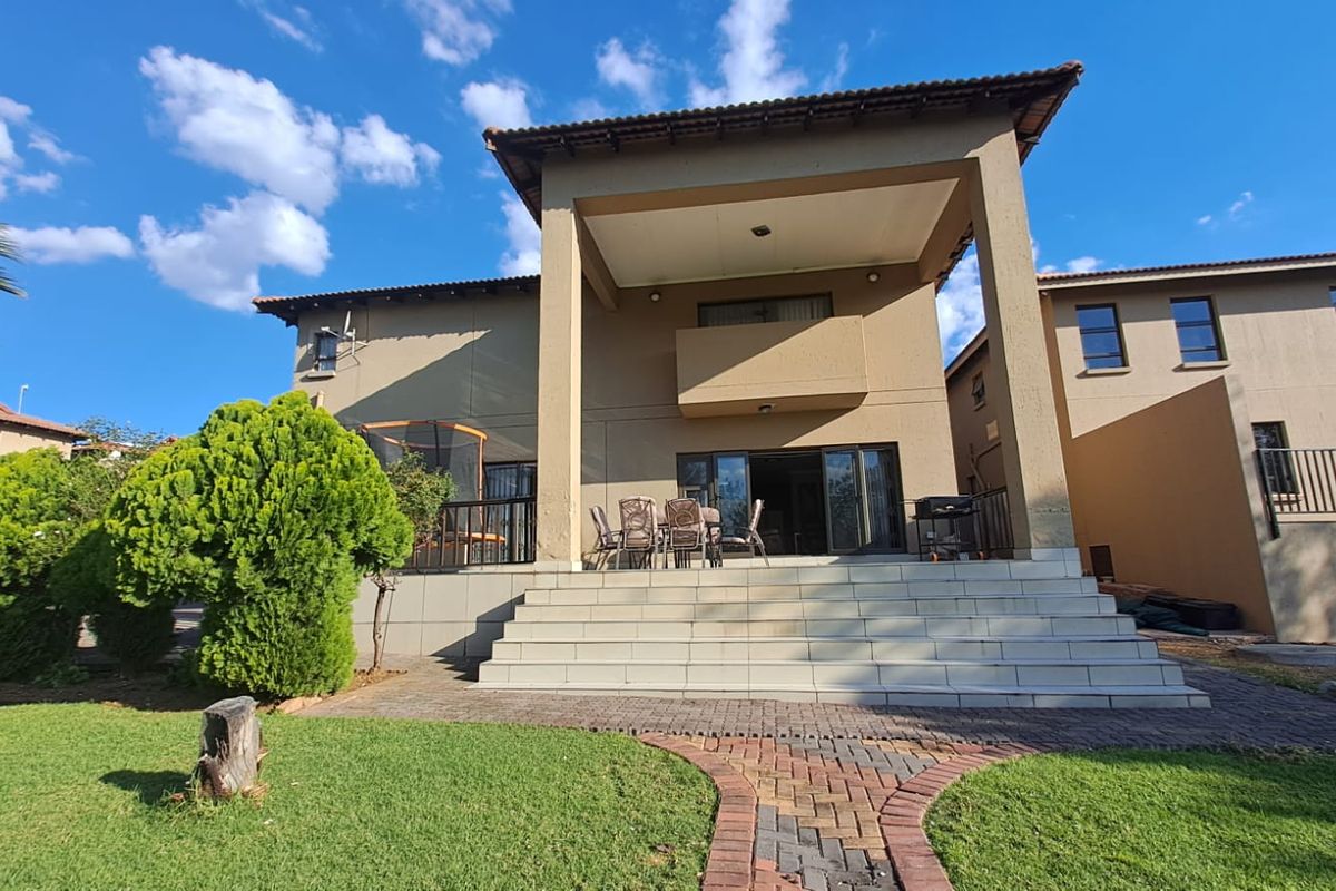 BEAUTIFUL HOME IN SECURE ESTATE! - Photo 2