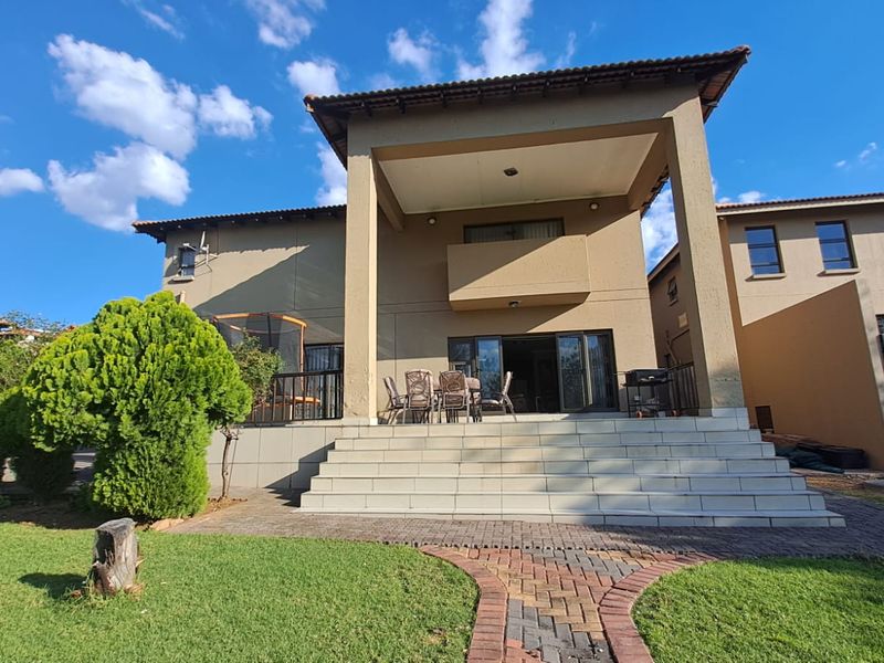 BEAUTIFUL HOME IN SECURE ESTATE! - Photo 2