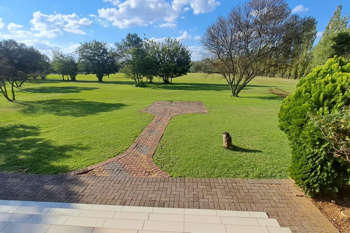 BEAUTIFUL HOME IN SECURE ESTATE! - Photo 3