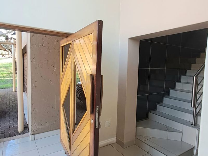 BEAUTIFUL HOME IN SECURE ESTATE! - Photo 10