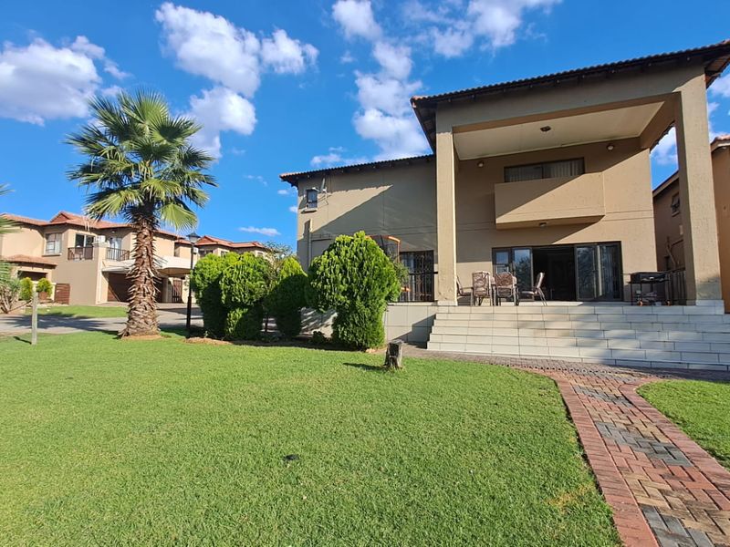 BEAUTIFUL HOME IN SECURE ESTATE! - Photo 6