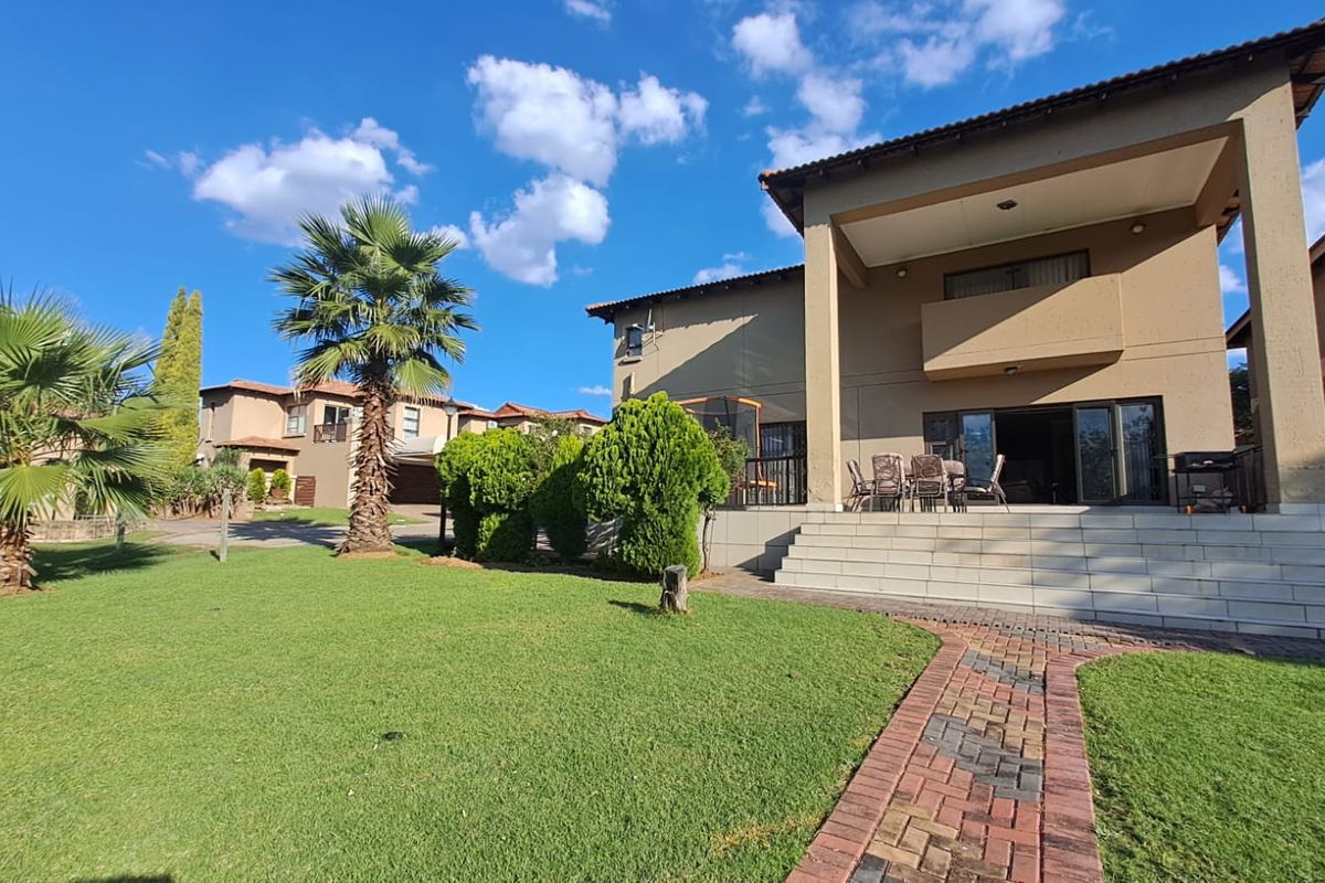 BEAUTIFUL HOME IN SECURE ESTATE! - Photo 5