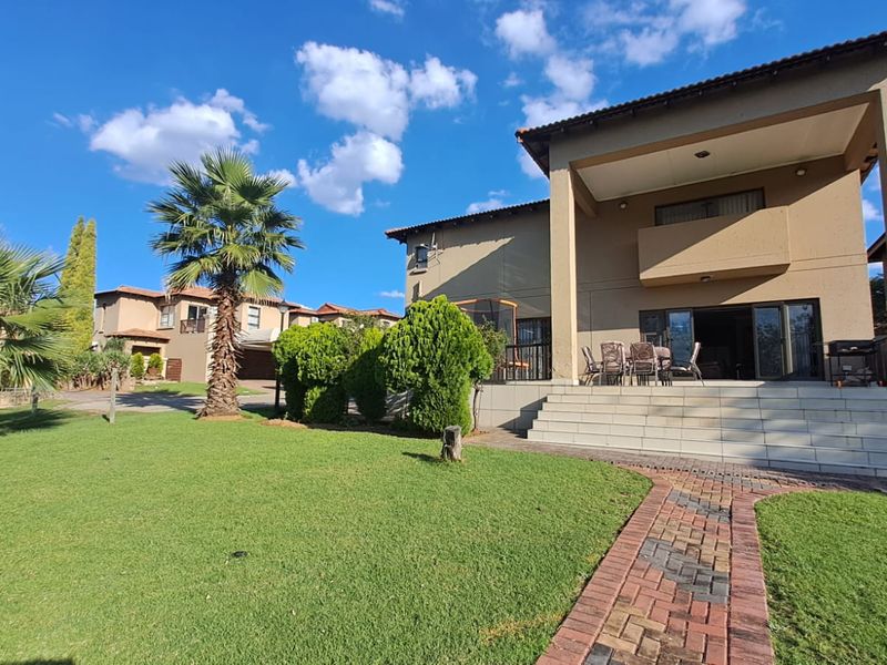 BEAUTIFUL HOME IN SECURE ESTATE! - Photo 5