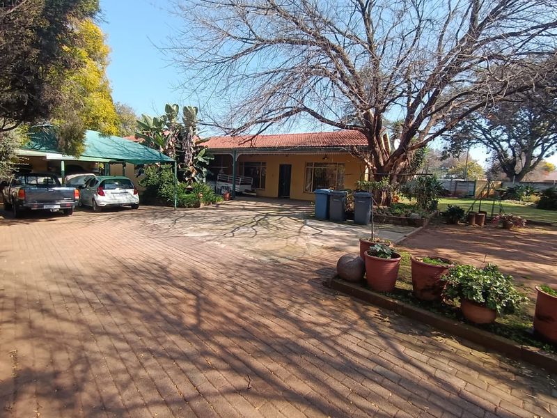 Charming 4-Bedroom Family Home in Dalview – Endless Potential! - Photo 2