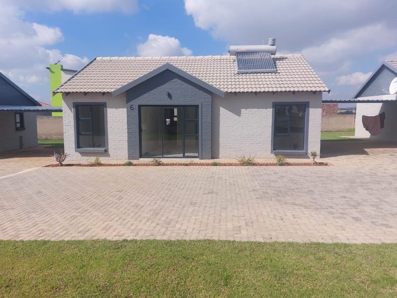 New Development : 3 Bedroom 2 Bathroom Rayton - Photo 3