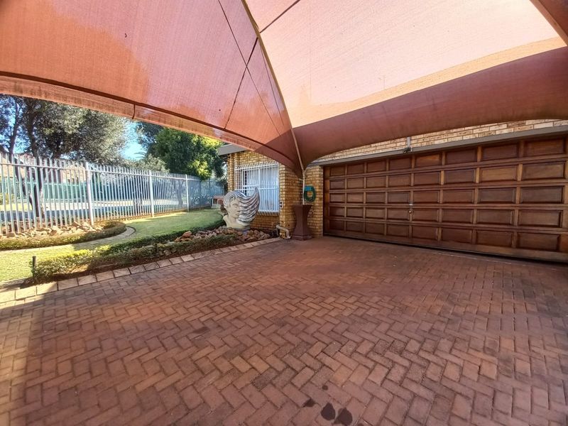 IMMACULATE HOME IN SE3 - Photo 9