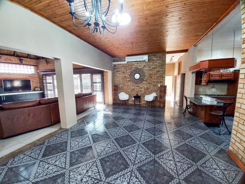IMMACULATE HOME IN SE3 - Photo 8