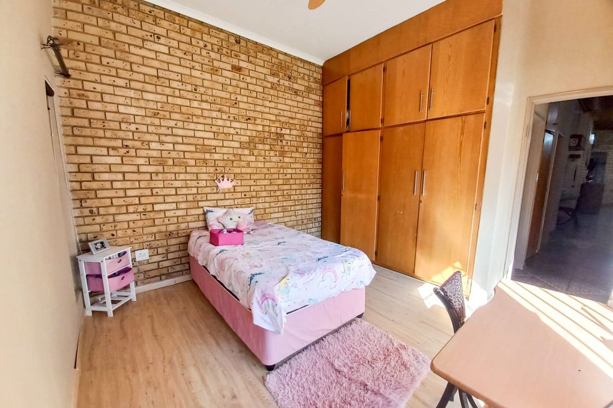 IMMACULATE HOME IN SE3 - Photo 5