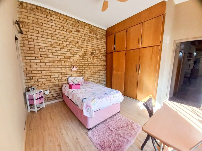 IMMACULATE HOME IN SE3 - Photo 5