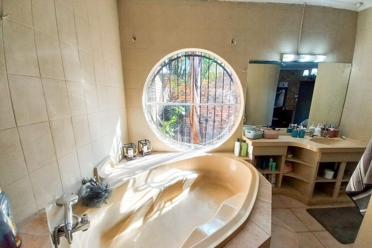 IMMACULATE HOME IN SE3 - Photo 2