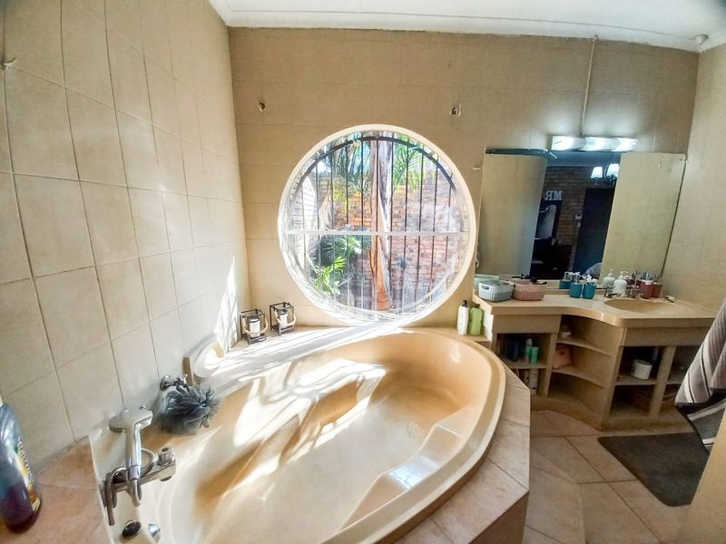 IMMACULATE HOME IN SE3 - Photo 2