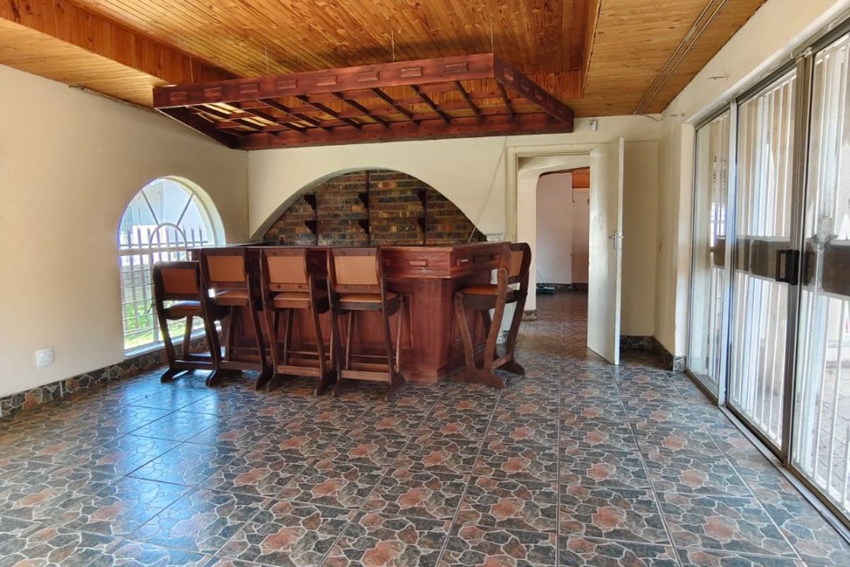 This family home is located in an upmarket area, walking distance to Articon Vaalpark. - Photo 3