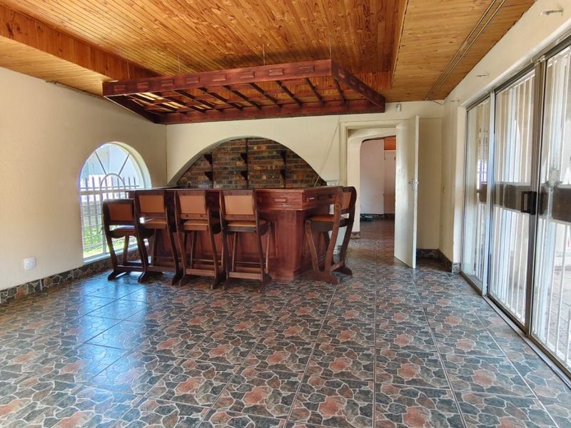 This family home is located in an upmarket area, walking distance to Articon Vaalpark. - Photo 3