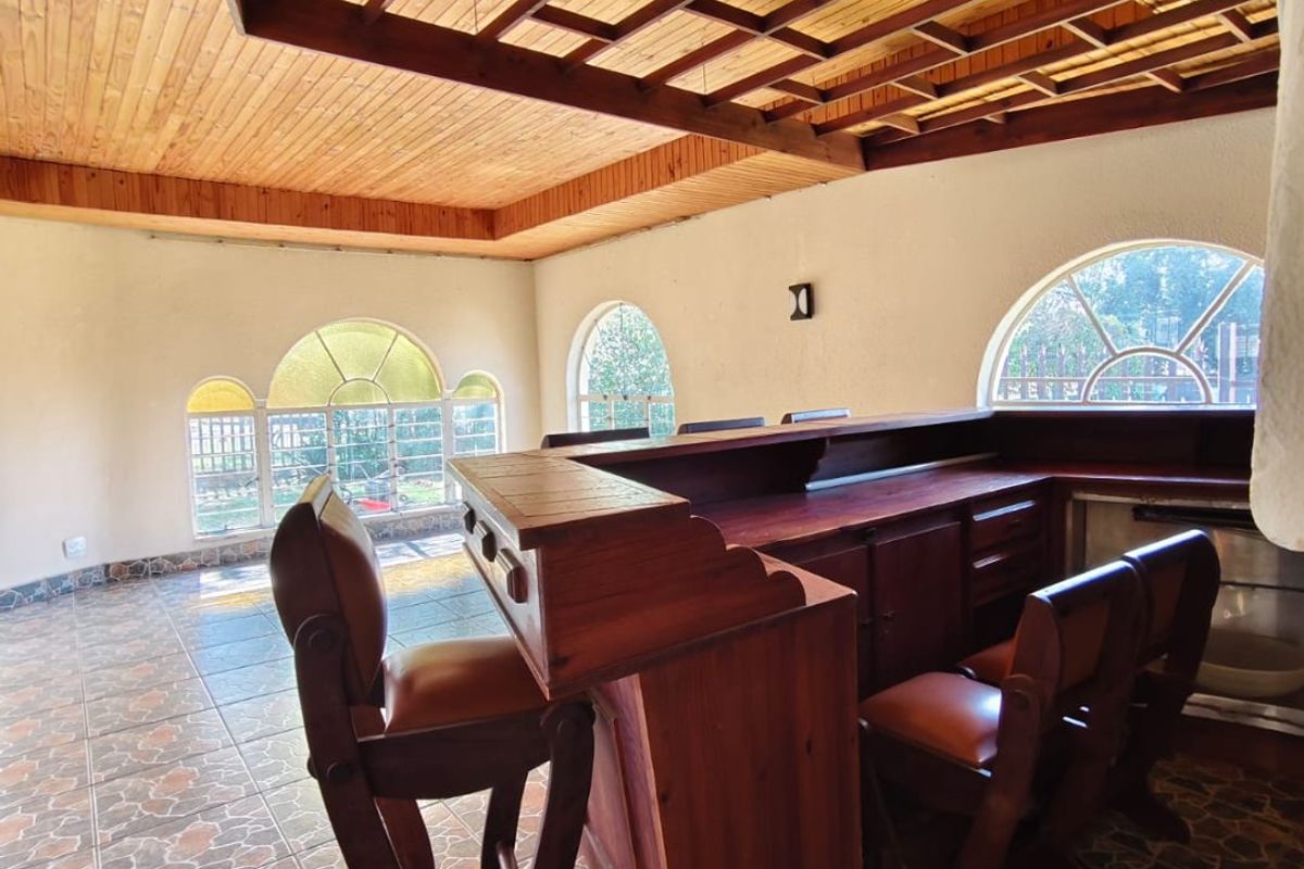 This family home is located in an upmarket area, walking distance to Articon Vaalpark. - Photo 2