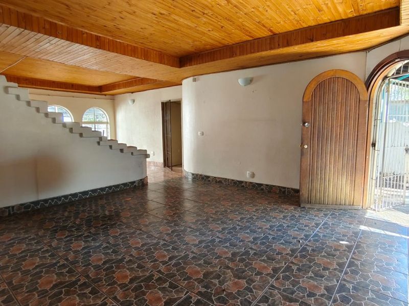 This family home is located in an upmarket area, walking distance to Articon Vaalpark. - Photo 4