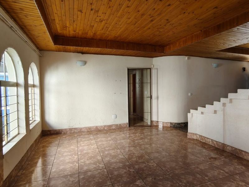 This family home is located in an upmarket area, walking distance to Articon Vaalpark. - Photo 8