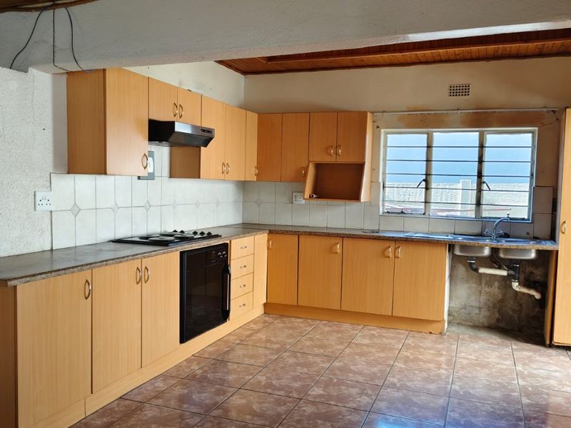 This family home is located in an upmarket area, walking distance to Articon Vaalpark. - Photo 6