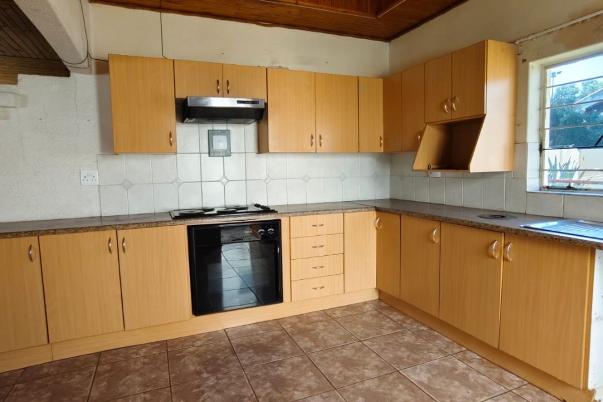 This family home is located in an upmarket area, walking distance to Articon Vaalpark. - Photo 5