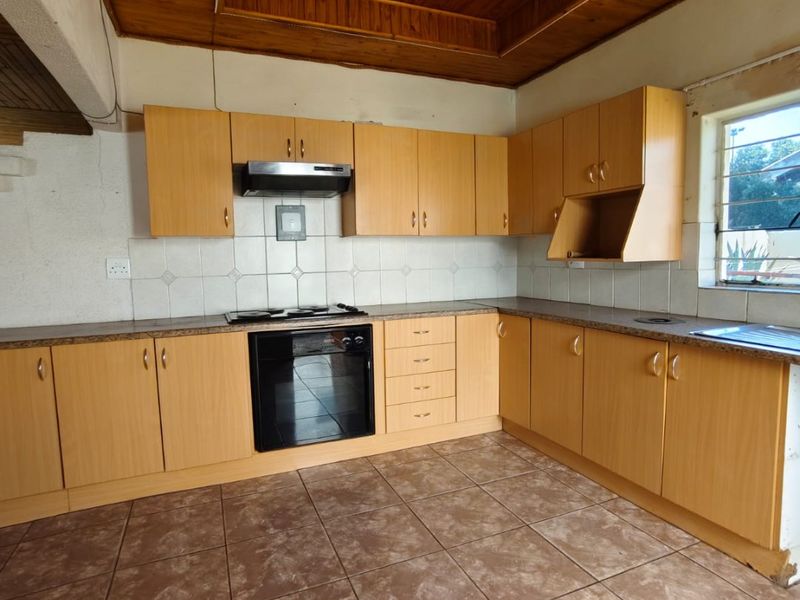 This family home is located in an upmarket area, walking distance to Articon Vaalpark. - Photo 5